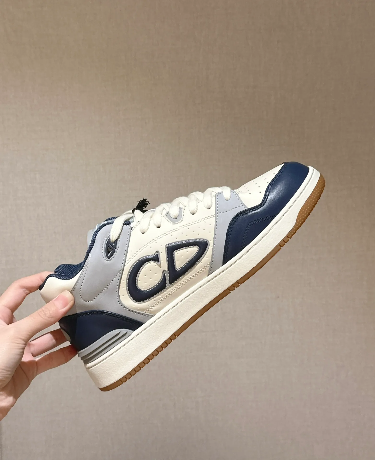 👟👟Ex-factory price 680👟👟. Dior 2024 model B57 popular casual shoe mid-top version, couple model, original explosion-proof one-to-one perfect reproduction, craftsmanship details in place, original customized materials, awesome, latest element combination, fashionable and casual personality, versatile Fabric: original fabric cowhide, mesh, electric embroidery plus 3D printing Inner: imported breathable mesh feet: original molding pad outsole: original one-to-one mold opening T👟👟Ex-factory price U Size: women’s size 35-40~men’s size 39-45